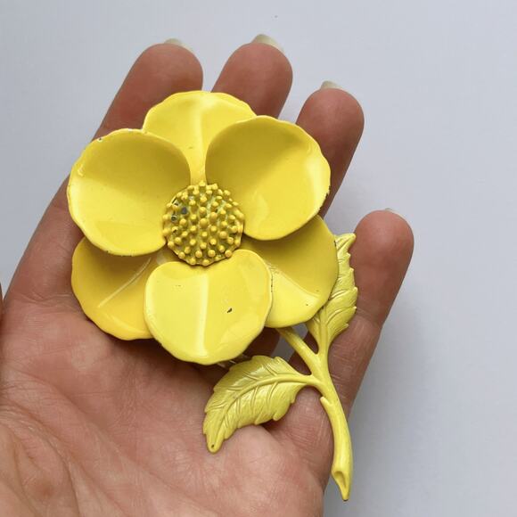 VTG 1960s Brooch Mod Yellow Enameled Metal Flower Power Pin Mid Century Style - Picture 2 of 11